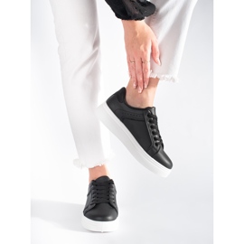 Schwarze Sneaker auf der Plattform 2