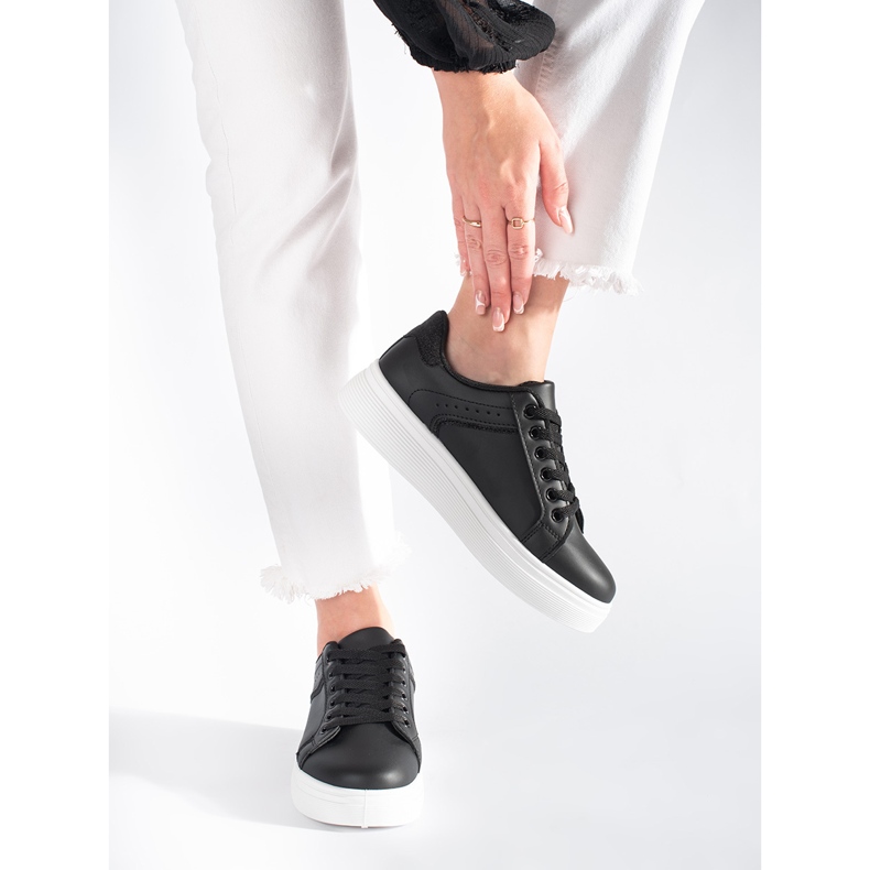 Schwarze Sneaker auf der Plattform 2