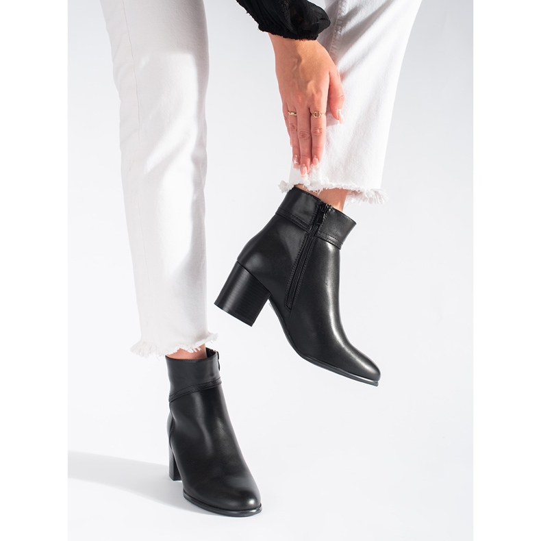 Schwarze Stiefeletten auf dem Sergio Leone Pfosten 2