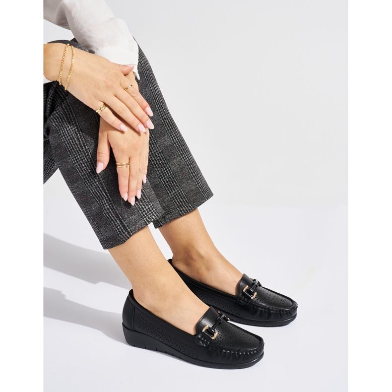 Schwarze durchbrochene Mokassins mit niedrigem Keilabsatz 1