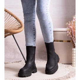 Schwarze Kunegunda-Stiefel mit massiver Sohle 1