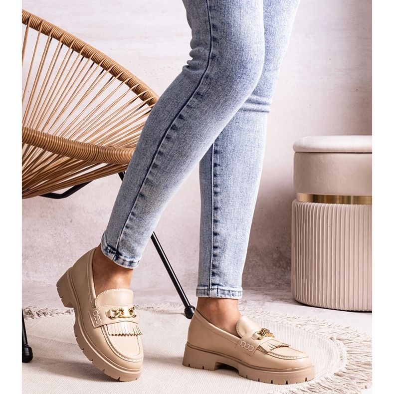 Beigefarbene Schuhe mit goldener Schnalle von Anielania 1