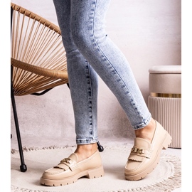 Beigefarbene Schuhe mit goldener Schnalle von Anielania 2