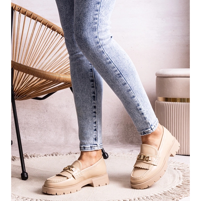 Beigefarbene Schuhe mit goldener Schnalle von Anielania 2