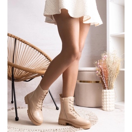 Beige isolierte klassische Stiefel von Edmund 1