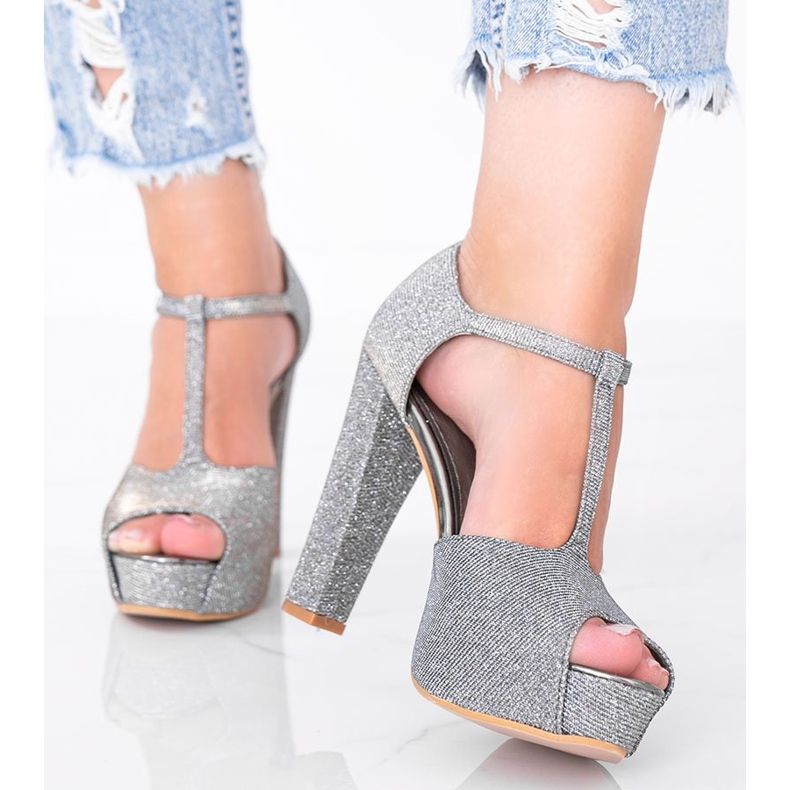 Glänzende graue Pumps am Elissa Pfosten 1