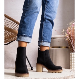 Schwarze Stiefeletten auf einem auffälligen Nurea-High-Heel 1