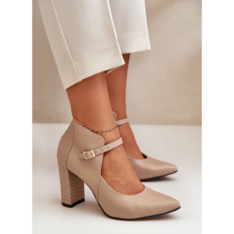 Lederpumps mit spitzen Zehen auf einem hohen Absatz Beige Laura Messi 2832 2