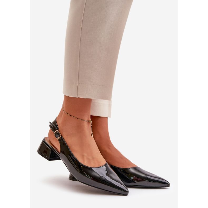 Lackschwarze Anarinne-Ballerinas mit niedrigem Absatz und spitzer Zehenpartie 1