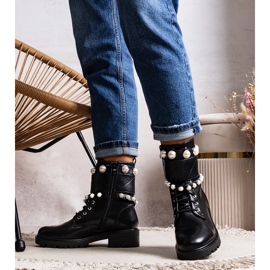Schwarze Stiefel mit Carvala-Perlen 2