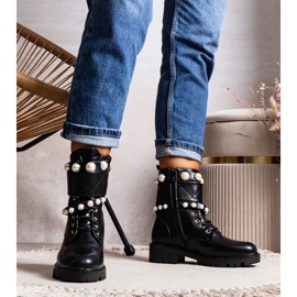 Schwarze Stiefel mit Carvala-Perlen 1