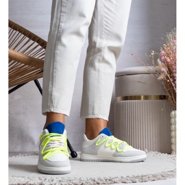 Graue Sneaker mit neonfarbenen Schnürsenkeln von Aucoin weiß 1