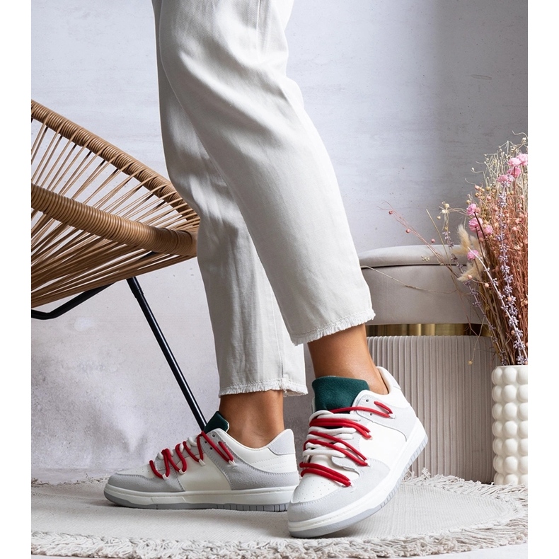 Graue Sneakers mit roten Schnürsenkeln von Aucoin weiß 1