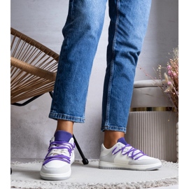 Graue Turnschuhe von Aucoin mit lila Schnürsenkeln weiß 1