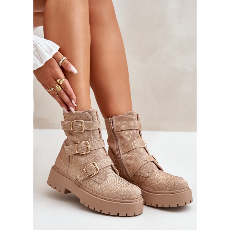 Isolierte Damenstiefeletten mit beigem Kuchendekor 2