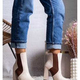 Beige Chelsea-Stiefel auf dem Hamilt-Posten 1