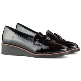 Schwarze Lackpumps mit niedrigem Keilabsatz 1