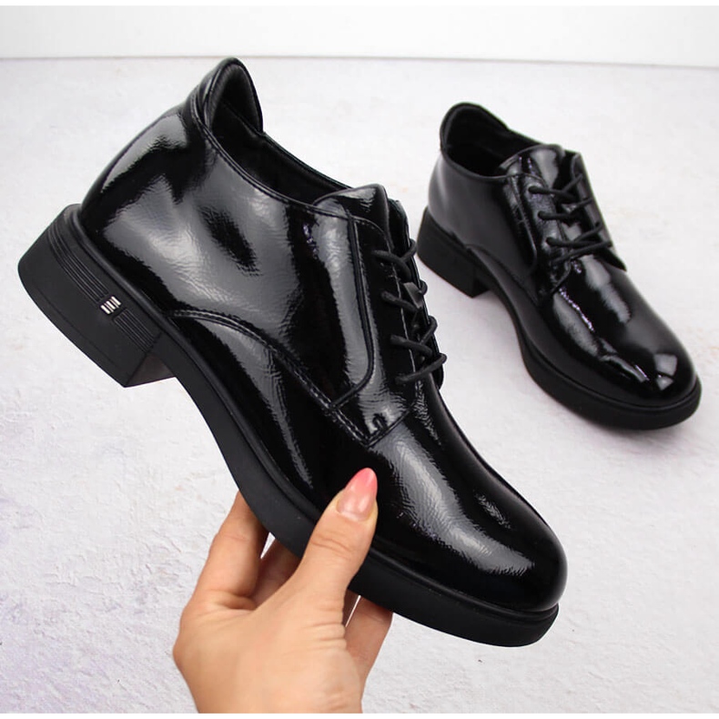 Damen-Stiefeletten aus schwarzem Lackleder Vinceza 58413 1