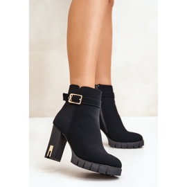 Isolierte Damenstiefeletten mit goldener Schnalle, schwarzer Taitra 2