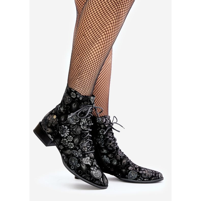 Flache Stiefel mit Wildledermuster Maciejka 06391-01 Schwarz 1