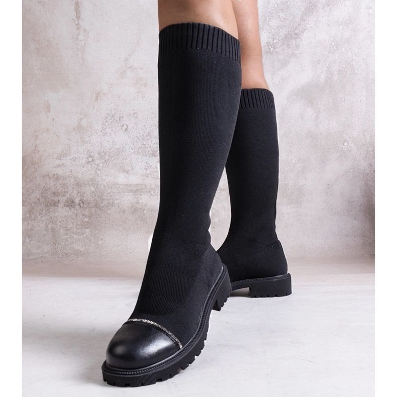 Schwarze Stiefel, verziert mit Sayega-Zirkonen 1