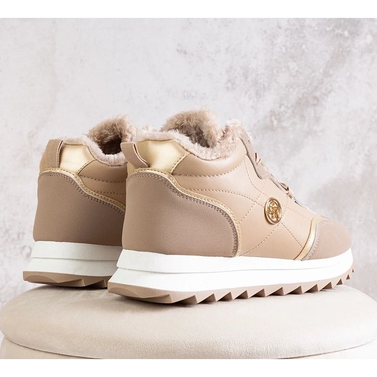 Beige isolierte hohe Sneakers von Mikaela 1