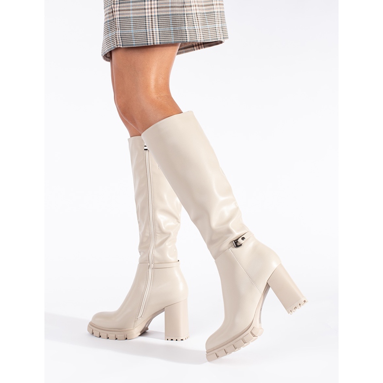 Klassische beige Stiefel mit hohen Absätzen 1