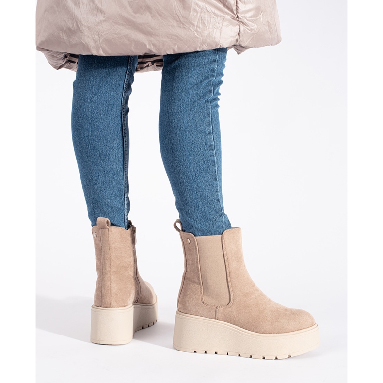 Beigefarbene Chelsea-Stiefel aus Wildleder mit Keilabsatz 1