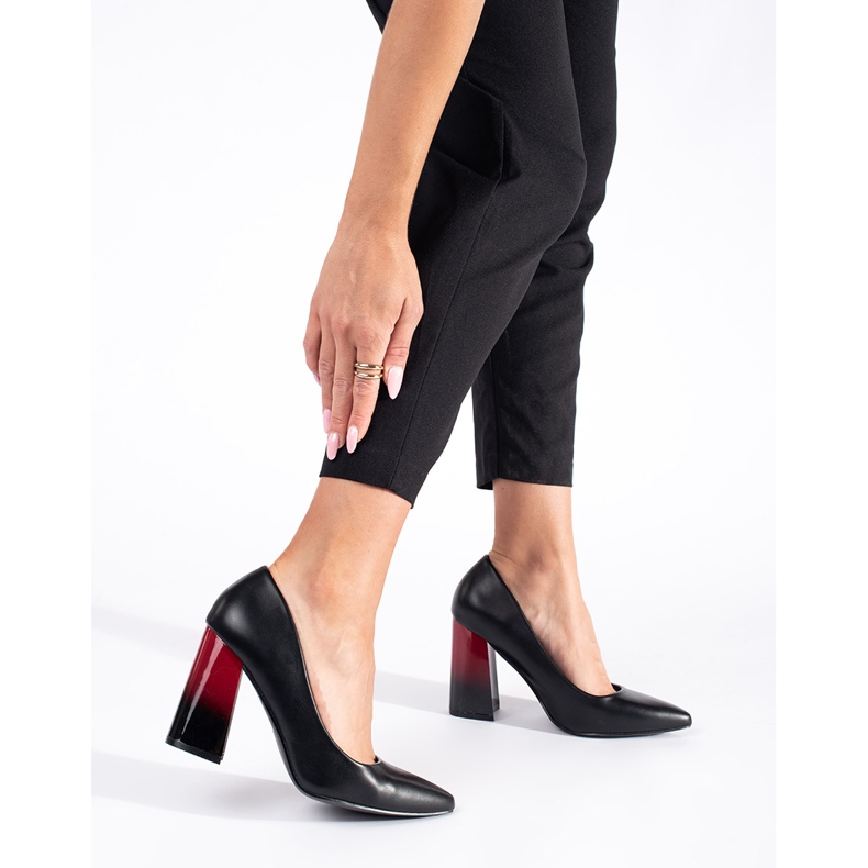 Schwarze Damenpumps an der Post 2