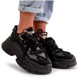 Frauensport -Sneaker auf einer massiven schwarzen Sohle 4