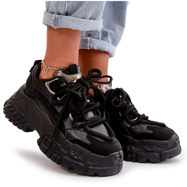 Frauensport -Sneaker auf einer massiven schwarzen Sohle 4