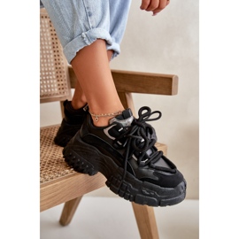 Frauensport -Sneaker auf einer massiven schwarzen Sohle 2