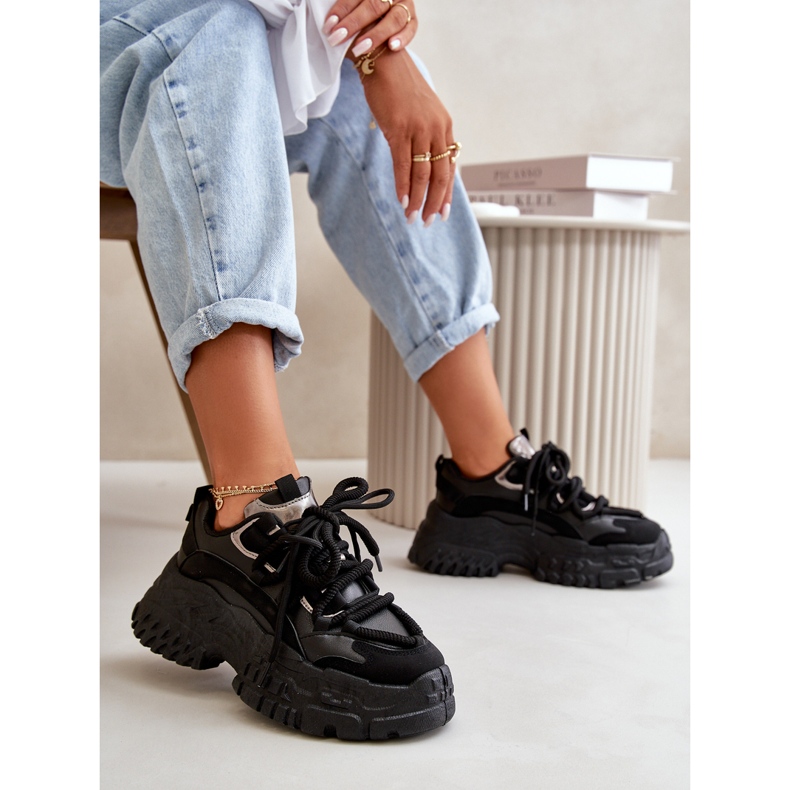 Frauensport -Sneaker auf einer massiven schwarzen Sohle 1