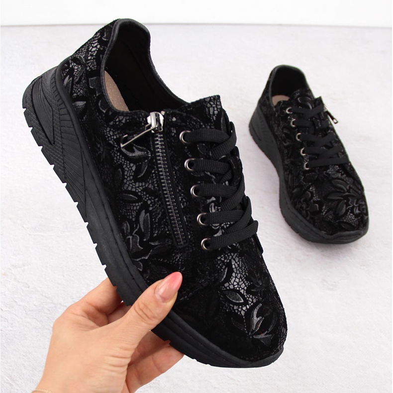 Schwarze Damenlederschuhe mit Blumen T.Sokolski J24-333 1