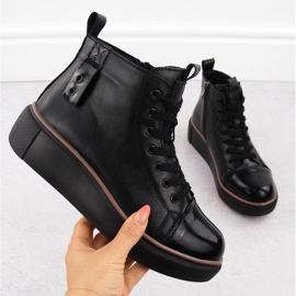 Isolierte schwarze Damenstiefel aus Leder von T.Sokolski Z24-218 1