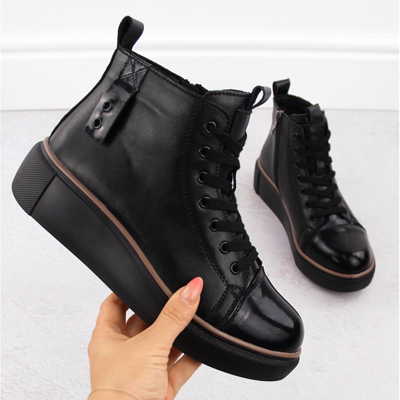 Isolierte schwarze Damenstiefel aus Leder von T.Sokolski Z24-218 1