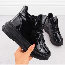 Isolierte schwarze Damenstiefel aus Lackleder Artiker 55C1049 1