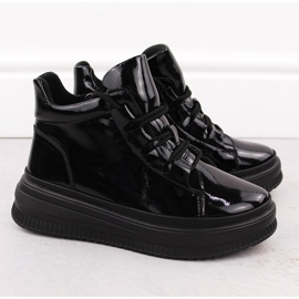 Isolierte schwarze Damenstiefel aus Lackleder Artiker 55C1049 2