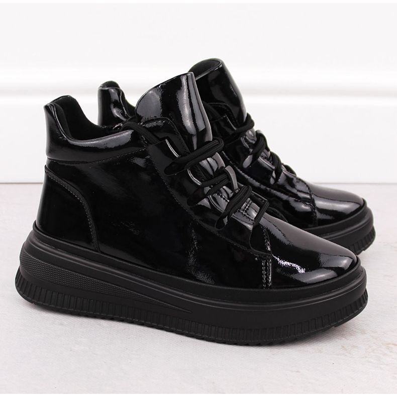 Isolierte schwarze Damenstiefel aus Lackleder Artiker 55C1049 2