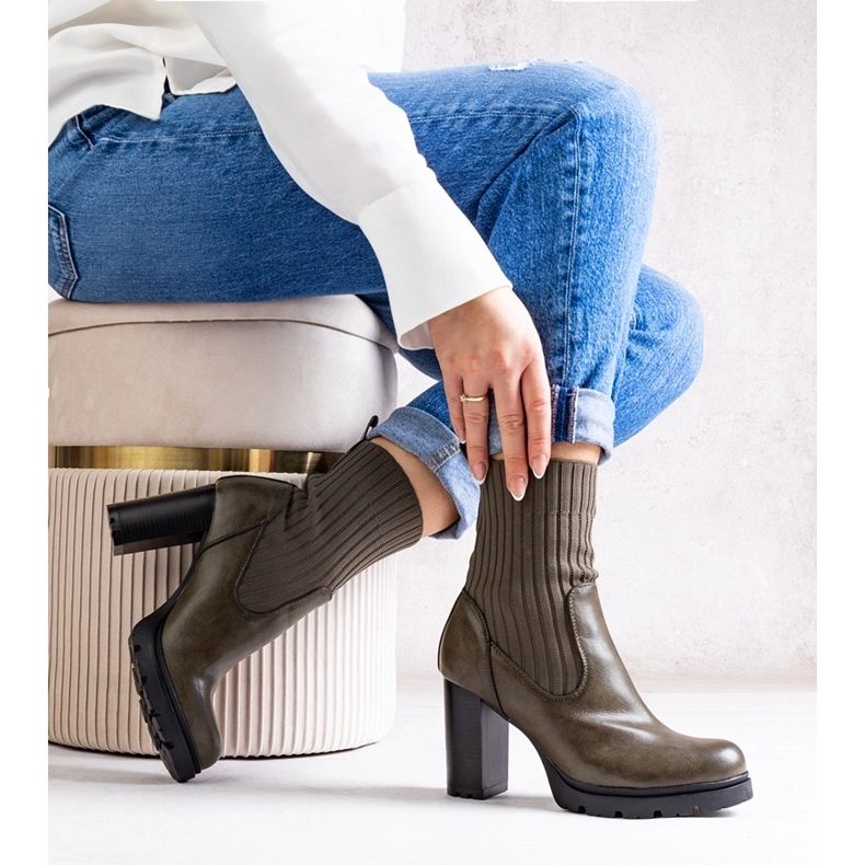 Grüne Stiefeletten aus Asera-Öko-Leder 1