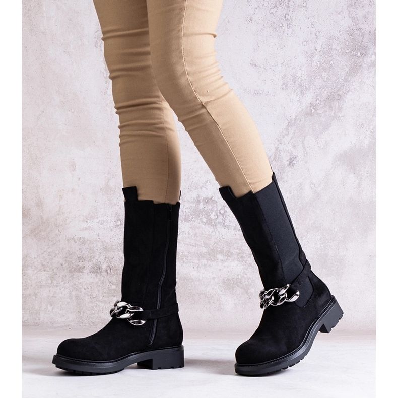 Schwarze Damenstiefeletten, verziert mit einer Yasarna-Kette 1