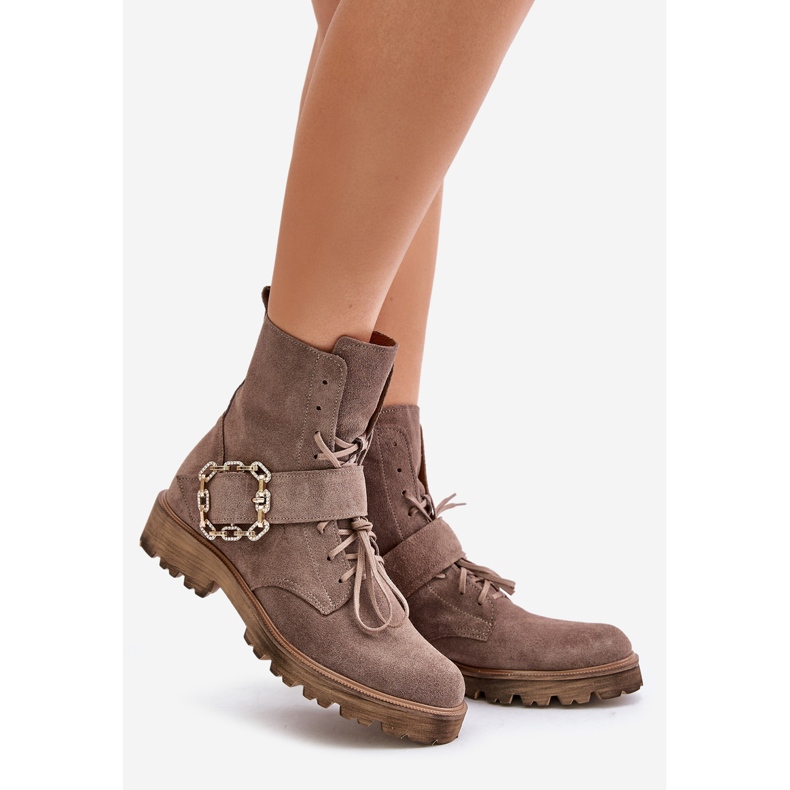 Zazoo 2951 Wildleder-Stiefeletten mit dekorativer Schnalle, Dunkelbeige 1