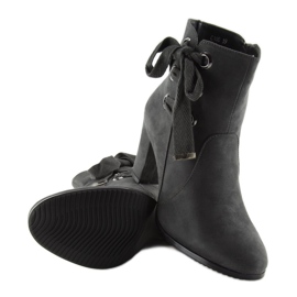 Graue Stiefel mit hohen Absätzen C100 grau 1