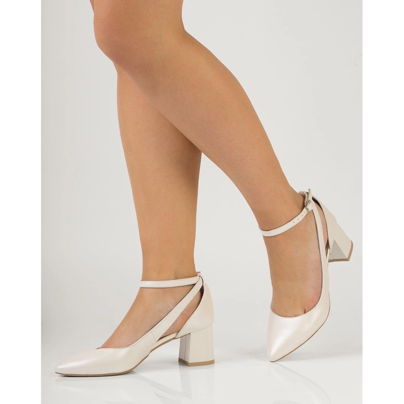 BUTDAM Ecrufarbene Gabi-Pumps mit niedrigem Absatz beige 1
