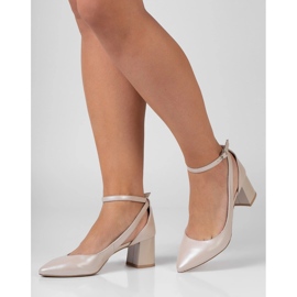 BUTDAM Gabi beige Pumps mit niedrigem Absatz 1
