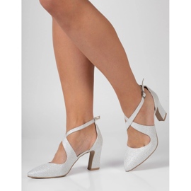 BUTDAM Silberne Glitzer-Pumps von Iga mit Riemchen an der Ferse 1