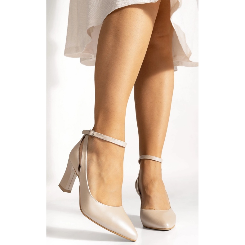 BUTDAM Lederpumps mit Riemen um den Knöchel, stabil, beige Mila 1