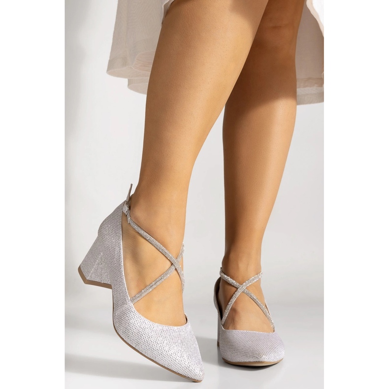 Silberne niedrige Pumps mit dekorativen Kreuzriemen BUTDAM silber- 1