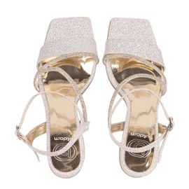 Niedrige Sandalen mit quadratischer Zehenpartie und dekorativen Riemen, silberfarben BUTDAM silber- 3