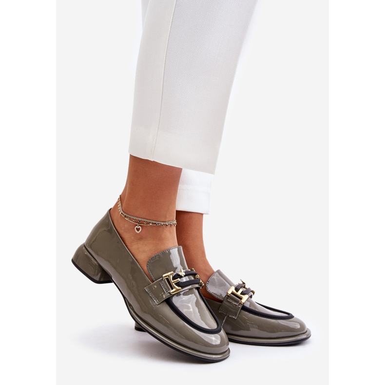 Lackierte Damenschuhe auf einem Block mit Dekoration Artiker 55C0412 Grau 1